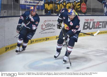 Maximilian Kastner(EHC Red Bull Muenchen), Florian Kettemer (EHC Red Bull Muenchen), v.li. Aktion, EHC Red Bull Muenchen vs Augsburger Panther, 09.10.15