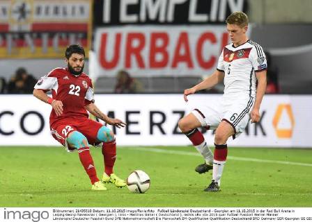 Fußball Länderspiel Deutschland - Georgien am 11.10.2015 in der Red Bull Arena in Leipzig Georgi Navalovski ( Georgien ), links - Matthias Ginter ( Deutschland ), rechts xRx