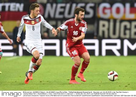 Fußball Länderspiel Deutschland - Georgien am 11.10.2015 in der Red Bull Arena in Leipzig Mesut Özil ( Deutschland ), links - Nika Kvekveskiri ( Georgien ), rechts xRx