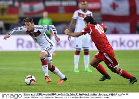 Fußball EM-Qualifikation Deutschland - Georgien am 11.10.2015 in der Red Bull Arena in Leipzig Mesut Özil ( Deutschland ), links - Tornike Okriashvili ( Georgien ), rechts xTTx