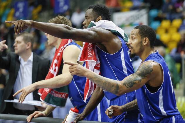 Frankfurt am Main Die Frankfurter Bank ist aufgebracht ueber eine Schiedsrichterentscheidung, Mike Morrison (Skyliners, 24) und John Little (Skyliners, 9) Copyright: Roskaritzx Eibner-Pressefoto EP_rrz