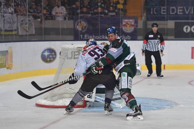 Maximilian Kastner (EHC Red Bull Muenchen), Adrian Grygiel (Augsburger Panther) , v.li. Aktion, EHC Red Bull Muenchen vs Augsburger Panther, 25.09.16
