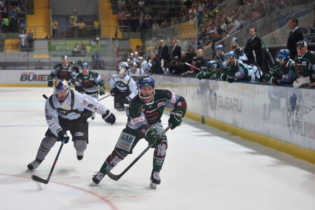 Maximilian Kastner (EHC Red Bull Muenchen), Matthew Mackay (Augsburger Panther) , v.li. Aktion. EHC Red Bull Muenchen vs Augsburger Panther, 25.09.16