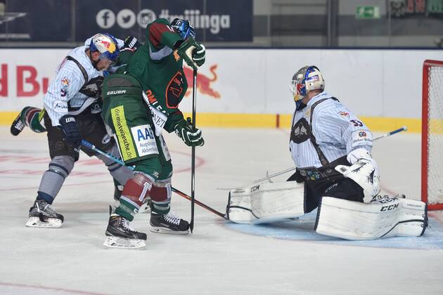 Maximilian Kastner (EHC Red Bull Muenchen), Thomas Holzmann (Augsburger Panther) , Danny aus den Birken, Torhueter (EHC Red Bull Muenchen), v.li., Aktion, EHC Red Bull Muenchen vs Augsburger Panther, 25.09.16