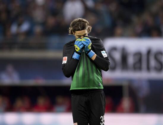 Fußball, 1. Bundesliga, Saison 2016 2017, 6. Spieltag, RB Leipzig - FC Augsburg, Freitag (30.09.2016), Red Bull Arena, Leipzig. Augsburgs Torwart Marwin Hitz. RM001