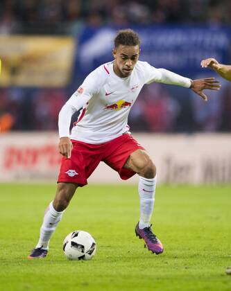 Fußball, 1. Bundesliga, Saison 2016 2017, 6. Spieltag, RB Leipzig - FC Augsburg, Freitag (30.09.2016), Red Bull Arena, Leipzig. Leipzigs Yussuf Poulsen am Ball. RM001