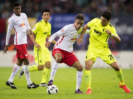 Fußball, 1. Bundesliga, Saison 2016 2017, 6. Spieltag, RB Leipzig - FC Augsburg, Freitag (30.09.2016), Red Bull Arena, Leipzig. Leipzigs Yussuf Poulsen (li.) gegen Augsburgs Gojko Kacar. RM001
