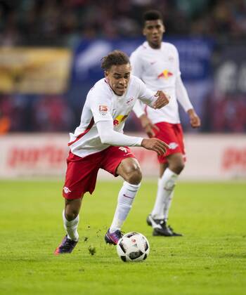 Fußball, 1. Bundesliga, Saison 2016 2017, 6. Spieltag, RB Leipzig - FC Augsburg, Freitag (30.09.2016), Red Bull Arena, Leipzig. Leipzigs Yussuf Poulsen am Ball. RM001