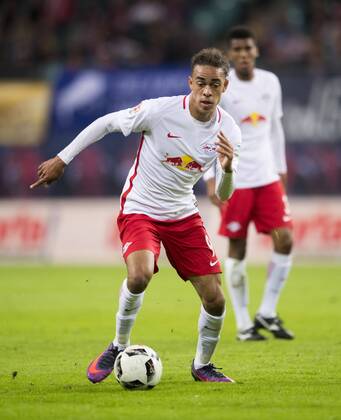 Fußball, 1. Bundesliga, Saison 2016 2017, 6. Spieltag, RB Leipzig - FC Augsburg, Freitag (30.09.2016), Red Bull Arena, Leipzig. Leipzigs Yussuf Poulsen am Ball. RM001