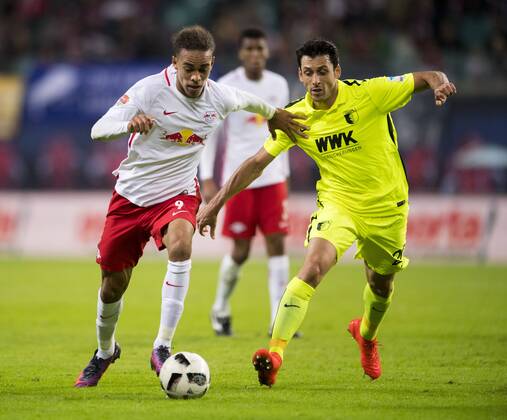 Fußball, 1. Bundesliga, Saison 2016 2017, 6. Spieltag, RB Leipzig - FC Augsburg, Freitag (30.09.2016), Red Bull Arena, Leipzig. Leipzigs Yussuf Poulsen (li.) gegen Augsburgs Gojko Kacar. RM001