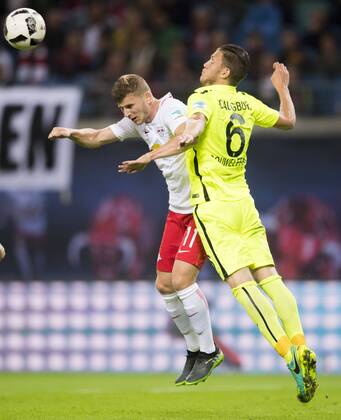 Fußball, 1. Bundesliga, Saison 2016 2017, 6. Spieltag, RB Leipzig - FC Augsburg, Freitag (30.09.2016), Red Bull Arena, Leipzig. Leipzigs Timo Werner (li.) gegen Augsburgs Jeffrey Gouweleeuw. RM001