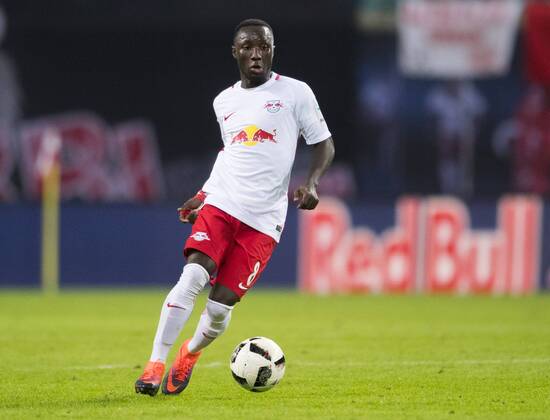Fußball, 1. Bundesliga, Saison 2016 2017, 6. Spieltag, RB Leipzig - FC Augsburg, Freitag (30.09.2016), Red Bull Arena, Leipzig. Leipzigs Naby Deco Keita am Ball. RM001