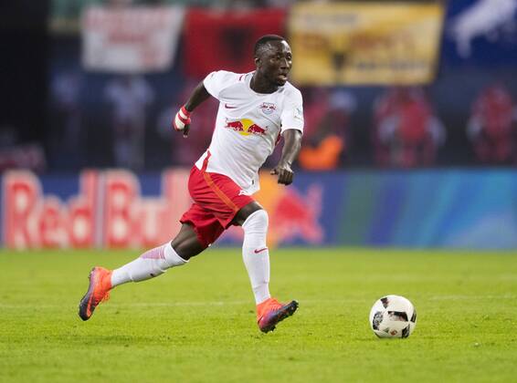 Fußball, 1. Bundesliga, Saison 2016 2017, 6. Spieltag, RB Leipzig - FC Augsburg, Freitag (30.09.2016), Red Bull Arena, Leipzig. Leipzigs Naby Deco Keita am Ball. RM001