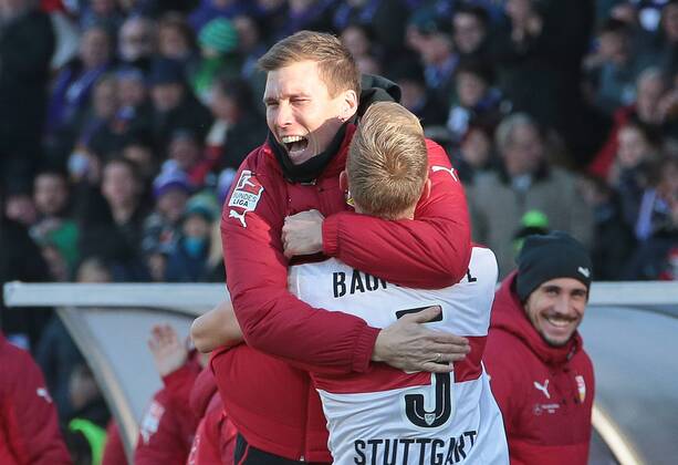 04.12.2016, Deutschland, Aue, Fußball 2. Bundesliga 15. Spieltag Saison 2016 2017 FC Erzgebirge Aue vs. VfB Stuttgart: Jubel nach dem 0:1 Tor, v.l. VfB Trainer Hannes Wolf, Torschütze Timo Baumgartl (VfB)