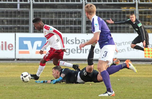 04.12.2016, Deutschland, Aue, Fußball 2. Bundesliga 15. Spieltag Saison 2016 2017 FC Erzgebirge Aue vs. VfB Stuttgart: Tor zum 0:3, v.l. Torschütze Carlos Mane (VfB), Daniel Haas (Aue), Sebastian Hertner (Aue)
