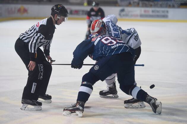 Maximilian Kastner (EHC Red Bull Muenchen), Lennart Palausch (Schwenninger Wild Wings), v.li., Aktion, EHC Red Bull Muenchen vs Schwennninger Wild Wings, 28.12.16