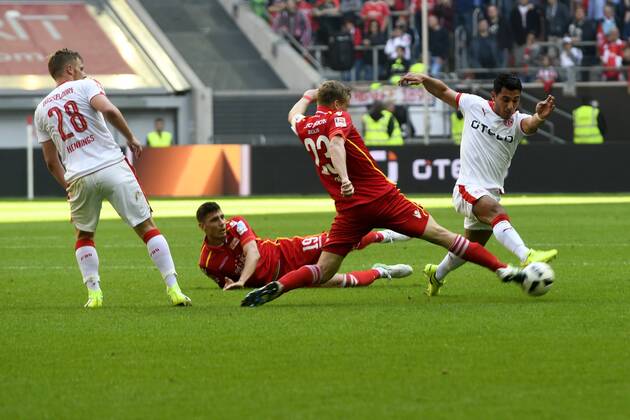 Fußball 2. Liga 28. Spieltag Fortuna Düsseldorf - 1. FC Union Berlin am 09.04.2017 in der Esprit-Arena in Düsseldorf Felix Kroos (Union Berlin 23), gegen Özkan Oezkan Yildirim (Duesseldorf 9), WD