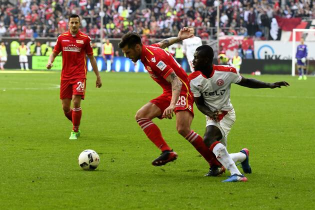 Fußball 2. Liga 28. Spieltag Fortuna Düsseldorf - 1. FC Union Berlin am 09.04.2017 in der Esprit-Arena in Düsseldorf Christopher Trimmel (Union Berlin 28), gegen Ihlas Bebou (Duesseldorf 37), WD