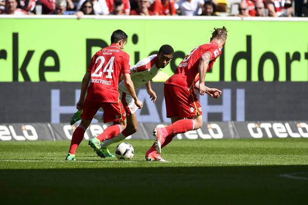 Fußball 2. Liga 28. Spieltag Fortuna Düsseldorf - 1. FC Union Berlin am 09.04.2017 in der Esprit-Arena in Düsseldorf Kevin Akpoguma (Duesseldorf 6), gegen Steven Skrzybski (Union Berlin 24), und Emanuel Pogatetz (Union Berlin 3), WD
