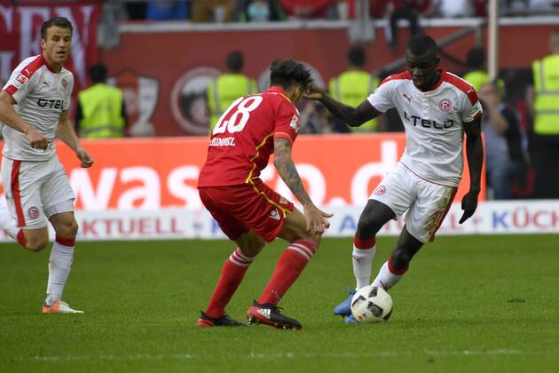 Fußball 2. Liga 28. Spieltag Fortuna Düsseldorf - 1. FC Union Berlin am 09.04.2017 in der Esprit-Arena in Düsseldorf Christopher Trimmel (Union Berlin 28), gegen Ihlas Bebou (Duesseldorf 37), WD