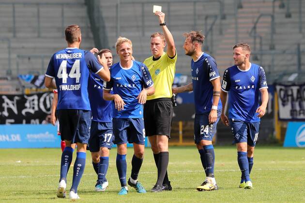 Martin Petersen (Schiedsrichter) zeigt Dorian Diring (SVW, 8, Mitte) die Gelbe Karte, Verwarnung, yellow card, Fussball, Regionalliga Südwest, SV Waldhof Mannheim - 1. FSV Mainz 05 II, xozx