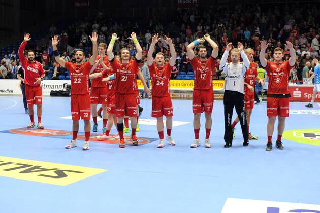 Jubel, Freude nach dem Sieg; Johannes Golla (MT Melsungen) (R), Johan Sjoestrand (Torwart MT Melsungen), Philipp Mueller (L) --- Handball --- 1. Bundesliga --- MT Melsungen vs VfL Gummersbach --- 31.08.2017, Kassel Copyright: xEibner-Pressefoto RolandxSippelx EP_RSL