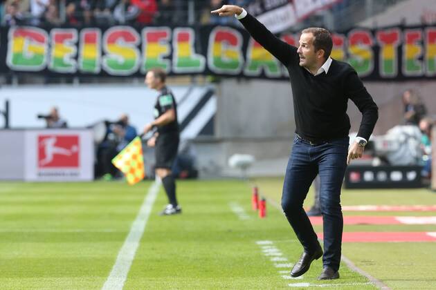 Trainer Manuel Baum (FC Augsburg) gestikulierend an der Aussenlinie in der Coachingzone , Eintracht Frankfurt - FC Augsburg, 1. Bundesliga, Saison 2017 2018, Frankfurt am Main Copyright: xRoskaritzx Eibner-Pressefotox EP_hein_rrz
