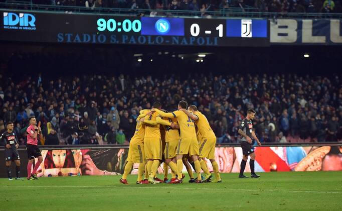 Foto IPP Felice De Martino Napoli 01 12 2017 Calcio Campionato italiano serie A 2017 2018 Napoli - Juventus Nella foto: i giocatori della juventus abbracciati festeggiano la vittoria Italy Photo Press World Copyright 0