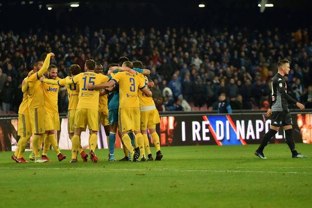Foto IPP Felice De Martino Napoli 01 12 2017 Calcio Campionato italiano serie A 2017 2018 Napoli - Juventus Nella foto: i giocatori della juventus abbracciati festeggiano la vittoria Italy Photo Press World Copyright 0