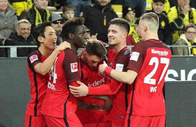 Die Spieler von Eintracht Frankfurt jubeln nach dem Tor zum 2:2 durch Danny Blum (mitte, Frankfurt) beim Spiel Borussia Dortmund vs. Eintracht Frankfurt, Fussball, 1. Bundesliga, 11.03.2018 Dortmund Copyright: xEIBNER MarioxHommesx EP_MHS