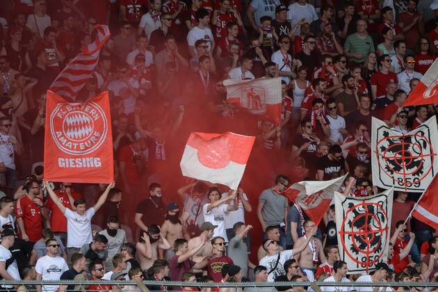 Fans des FC Bayern München zünden Bengalos, Bengalo, Bengalos, Feuerwerk, flare, Fans, Publikum, Zuschauer, Stimmung, Atmosphäre, Stadion, Fussball, Regionalliga Bayern, FC Bayern München II- TSV 1860 München,