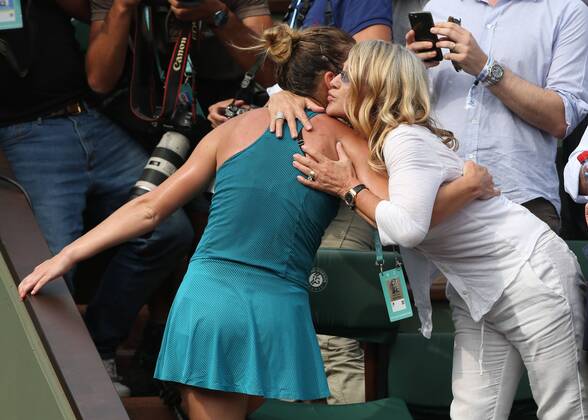 Siegerin SIMONA HALEP (ROU) umarmt Nadia Comaneci in der Spielerloge,Emotion,Damen Endspiel, Finale, Copyright: xJuergenxHasenkopfx