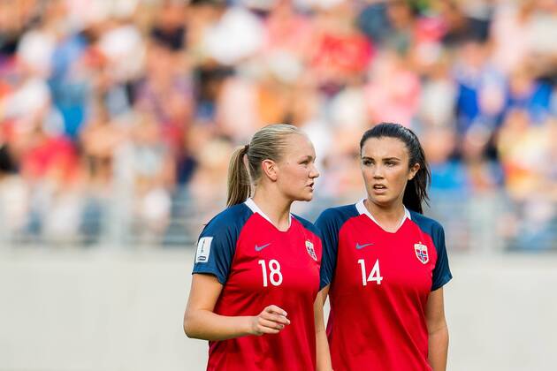 180904 Frida Maanum and Ingrid Syrstad Engen of Norway during the FIFA Women s World Cup Qualifier match between Norway and Netherlands on September 4, 2018 in Oslo. Photo: Vegard Wivestad Gr¿tt BILDBYRN kod VG 170218 Copyright: VEGARDxWIVESTADxGR¯TT BB180904BB530