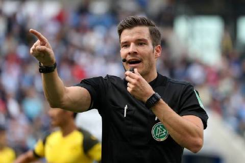 Harm Osmers (Schiedsrichter), gibt Anweisungen, gestikuliert, mit den Armen gestikulieren, gives instructions, gesticulate, Einzelbild, Aktion, Action, Fussball, Bundesliga, TSG 1899 Hoffenheim - Borussia Dortmund, DFL REGULATIONS PROHIBIT ANY USE OF PHOTOGRAPHS AS IMAGE SEQUENCES AND OR QUASI-VIDEO.