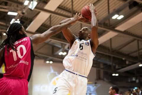 easycredit Basketball Bundesliga Spieltag 5 am 27.10.2018 Saison 2018 2019 Science City Jena vs Telekom Baskets Bonn v.re. Derrick Allen (Jena) beim Wurf gegen Charles Jackson (Bonn) Sparkassen Arena Jena