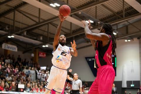 easycredit Basketball Bundesliga Spieltag 5 am 27.10.2018 Saison 2018 2019 Science City Jena vs Telekom Baskets Bonn links: Dru Joyce (Jena) beim Wurf gegen Charles Jackson (Bonn) Sparkassen Arena Jena
