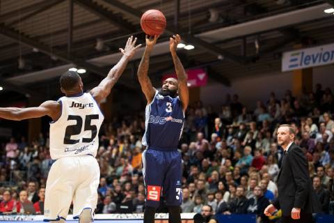 easycredit Basketball Bundesliga Spieltag 6 am 03.11.2018 Saison 2018 2019 Science City Jena vs Eisbären Bremerhaven Chris Warren (Bremerhaven) beim Wurf gegen Dru Joyce (Jena) Sparkassen Arena Jena
