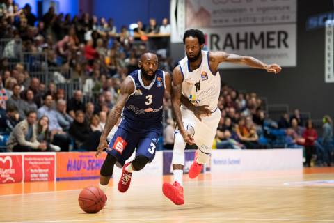 easycredit Basketball Bundesliga Spieltag 6 am 03.11.2018 Saison 2018 2019 Science City Jena vs Eisbären Bremerhaven Chris Warren (Bremerhaven) am Ball gegen Julius Jenkins (Jena) Sparkassen Arena Jena