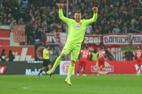 Fußball 1. Liga 11. Spieltag Fortuna Düsseldorf - Hertha BSC Berlin am 09.11.2018 in der ESPRIT arena in Düsseldorf Torwart Michael Rensing (Duesseldorf) mach Freudensprünge nach dem Tor zum 2 zu 0 von Hennings (Düsseldorf)