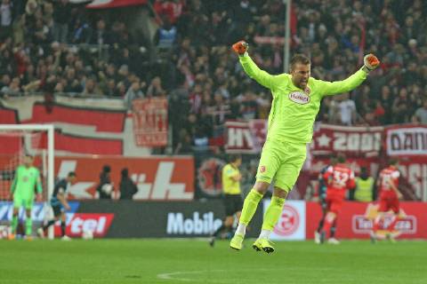 Fußball 1. Liga 11. Spieltag Fortuna Düsseldorf - Hertha BSC Berlin am 09.11.2018 in der ESPRIT arena in Düsseldorf Torwart Michael Rensing (Duesseldorf) mach Freudensprünge nach dem Tor zum 2 zu 0 von Hennings (Düsseldorf)
