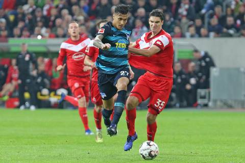 Fußball 1. Liga 11. Spieltag Fortuna Düsseldorf - Hertha BSC Berlin am 09.11.2018 in der ESPRIT arena in Düsseldorf Davie Selke (Berlin) zieht am Trikot von Marcin Kaminski (Duesseldorf) und ist auf dem Weg zu seinem Tor zum 1 zu 3