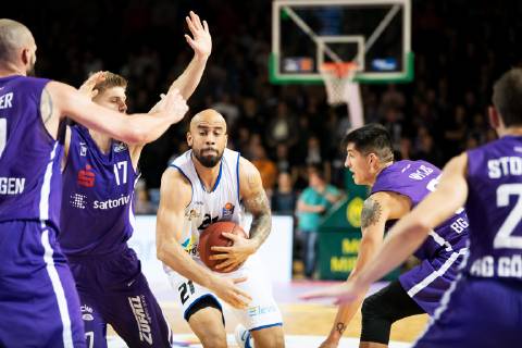 easycredit Basketball Bundesliga Spieltag 7 am 10.11.2018 Saison 2018 2019 BG Göttingen vs Science City Jena Mitte: Jamar Abrams (Jena) am Ball gegen vier Gegenspieler von Göttingen Sparkassen Arena