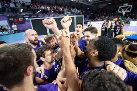 14.10.2018, Basketball-Bundesliga easyCredit-BBL, Saison 2018 19, 3. Spieltag, BG Göttingen - s.Oliver Würzburg: Göttingens Spieler stehen nach dem Spiel zusammen. Foto: Swen Pförtner BG Göttingen - s.Oliver Würzburg