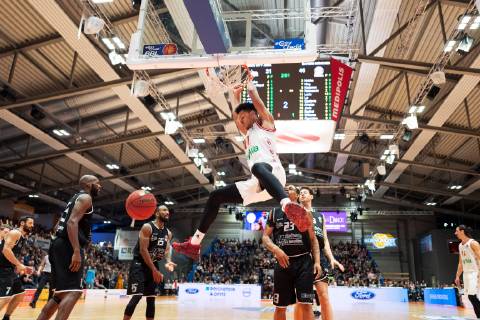 easycredit Basketball Bundesliga Spieltag 10 am 09.12.2018 Saison 2018 2019 Science City Jena vs FC Bayern München Basketball Marvin Ogunsipe (Bayern) mit dem Dunking Sparkassen Arena Jena