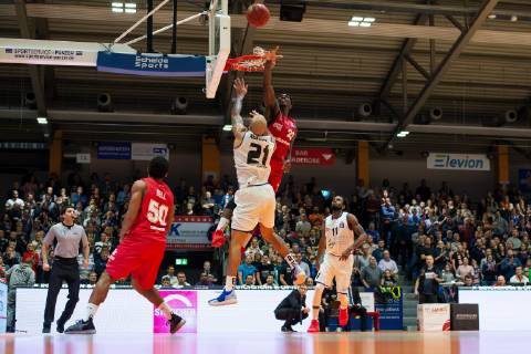 easycredit Basketball Bundesliga Spieltag 15 am 5.1.2019 Saison 2018 2019 Science City Jena vs Giessen 46ers Larry Gordon (Giessen 23 rot) blockt den Wurf von Jamar Abrams (Jena 21) beim Wurf. Sparkassen Arena Jena