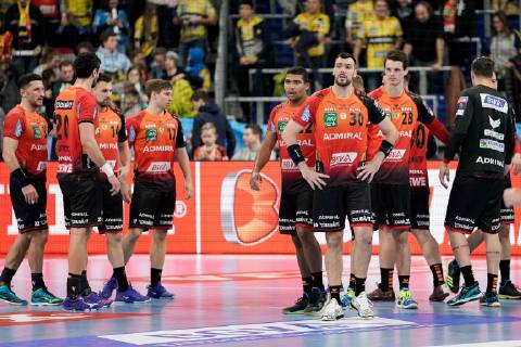 Spieler der Rhein-Neckar-Löwen, enttäuscht über die Niederlage, Enttäuschung nach dem Schlusspfiff, Highlight, Verlierer, verloren, Frustration, disappointed, pessimistisch, Handball, Champions League, Rhein-Neckar Löwen - RK Vardar Skopje,