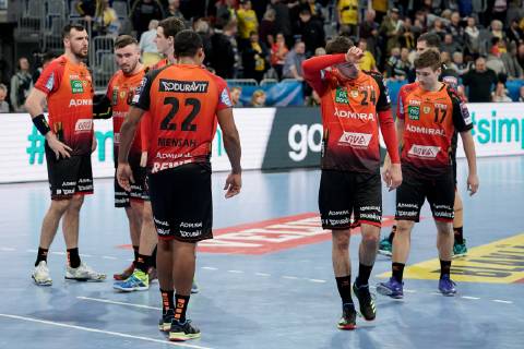 Spieler der Rhein-Neckar-Löwen, enttäuscht über die Niederlage, Enttäuschung nach dem Schlusspfiff, Highlight, Verlierer, verloren, Frustration, disappointed, pessimistisch, Handball, Champions League, Rhein-Neckar Löwen - RK Vardar Skopje,