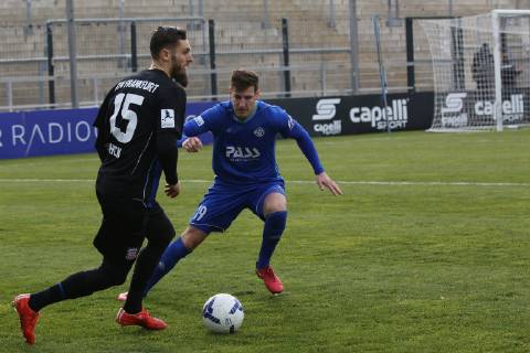09.02.2019, xmgoodx Frankfurt am Main , PSD Bank Arena am Bornheimer Hang Regionalliga Süd Saison 2018 2019 Testspiel FSV Frankfurt gegen Viktoria Aschaffenburg Robert Schick (15, FSV Frankfurt) gegen Jonas Fritsch (Aschafenburg)