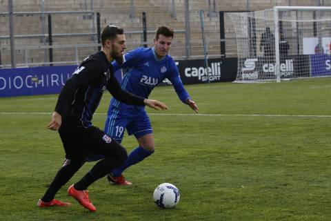 09.02.2019, xmgoodx Frankfurt am Main , PSD Bank Arena am Bornheimer Hang Regionalliga Süd Saison 2018 2019 Testspiel FSV Frankfurt gegen Viktoria Aschaffenburg Robert Schick (15, FSV Frankfurt) gegen Jonas Fritsch (Aschafenburg)