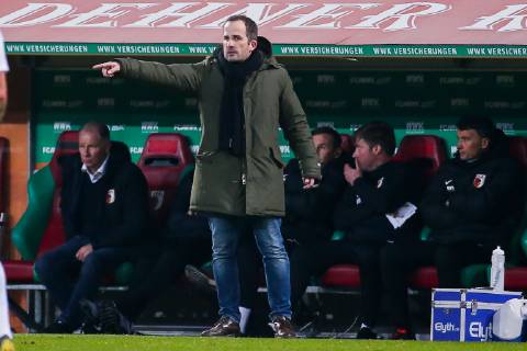 Trainer Manuel Baum (FC Augsburg) gestikuliert DFL regulations prohibit any use of photographs as image sequences and or quasi-video. GER, Fussball, 1. Bundesliga, FC Augsburg - FC Bayern Muenchen, 15.02.2019 Augsburg Copyright: xTomxWellerx xEibner-Pressefotox EP_eer